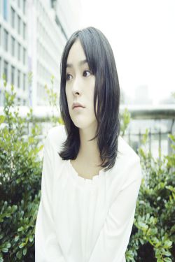 女儿同意妈妈吃自己的冰激凌